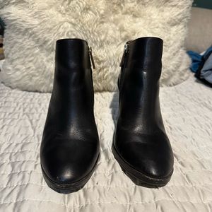 Louise Et Cie Lo-Zanara Black Leather Side
Zipper Ankle Booties Boots sz7